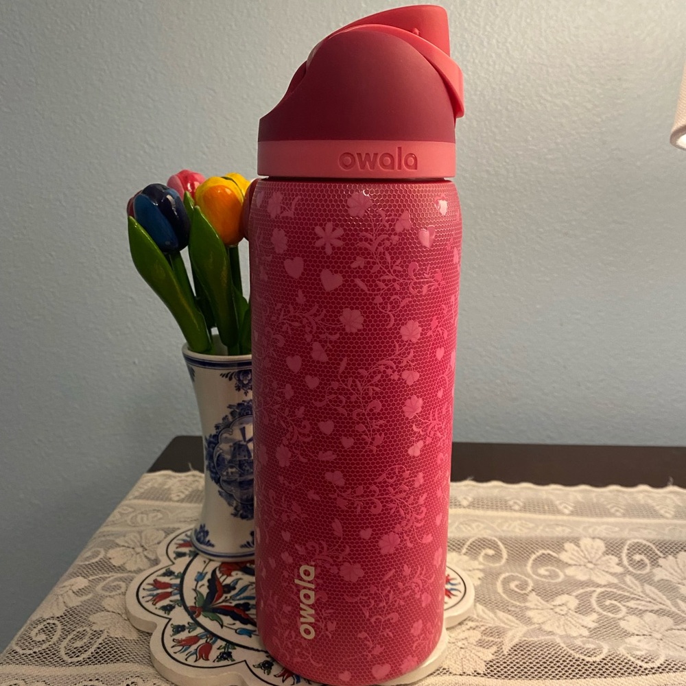 Owala limited edition 32oz freesip- Love Letter 
Valentines collection